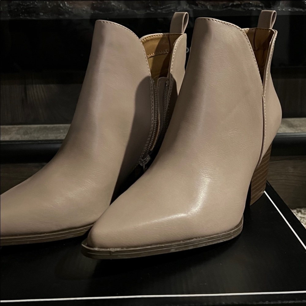 Super cute booties!!